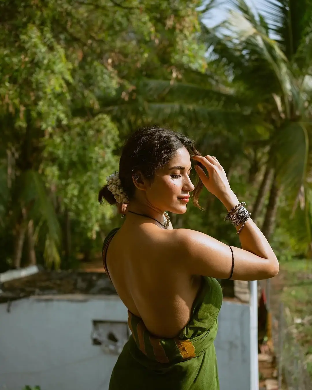 Ruhani Sharma Green Saree Backless Photos With Village Girl Look